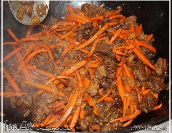 Постепенно морковь будет усаживаться. Становиться мягче и мягче. И пропитывать своим соком мясо и лук. Смешиваться с раскалённым маслом. Вот тут к аромату жареного мяса добавляется сладость моркови. Это уже передать словами очень и очень сложно. Я бы сказал – невозможно.