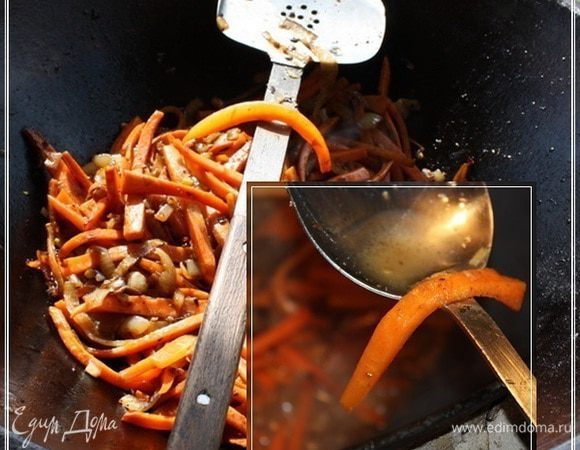 Жарим морковку до состояния «пока моркошка не свесила ножки», т.е. пластинки станут мягкими, но в то же время гибкими, не разваливающимися.
И … если вдруг вам покажется, что в казане началась засуха, не стесняйтесь добавить немного воды. 
