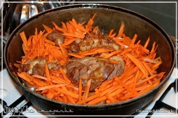Замечу, что если вы брали мясо в крупных кусках и, обжарив, вынимали его из казана, то вернуть его в казан самое время – на середине процесса готовки моркови.