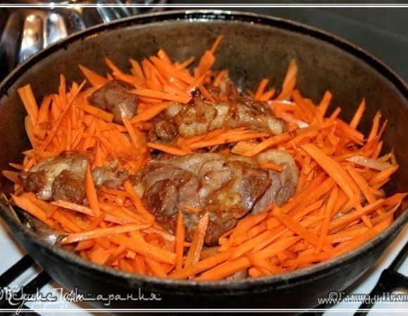 Замечу, что если вы брали мясо в крупных кусках и, обжарив, вынимали его из казана, то вернуть его в казан самое время – на середине процесса готовки моркови.