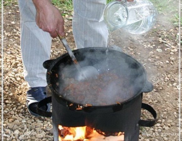 А потом и в казан добавляем воды. Так, чтобы она покрыла содержимое на три пальца.