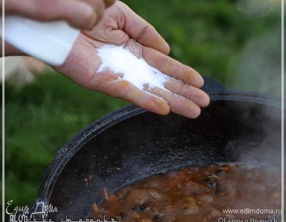 Солим. Помните, зирвак должен быть не пересоленным, а ПРИсолённым. Чуть-чуть за грань нормы. Потому что рис, будьте, уверены – тоже своё возьмёт.
