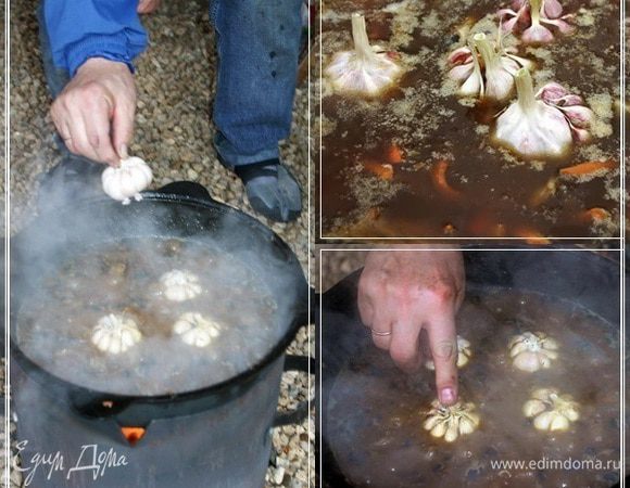 Чеснок. Пришла его очередь. Отправляем головки в казан. Целиком и в остатках одёжки. Притапливаем, чтобы он целиком скрылся. Пусть тоже варится – томится.