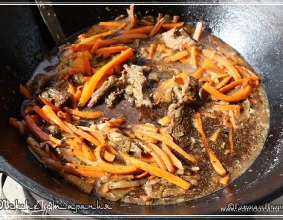 После этого, зирвак уже не перемешиваем. Варим на слабом огне. Кипеть не даем. Так, слегка, как уже говорилось, взбулькивать.