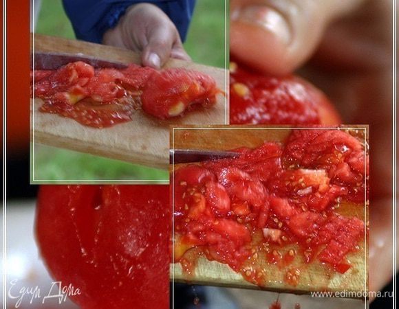 На этом этапе можно применить дополнительные, овощные, так сказать, фенечки.
Можно это делать, а можно и не делать. Можно сделать, как в случае с «масляными» одну, или две, или все вместе. Вкус плова не ухудшится, он просто станет другим. Но не хуже – отвечаю.
Итак, первая.

Помидор

Только хороший помидор. Настоящий. Сладкий и ароматный, а не кислый. Ошпарьте его слегка кипятком и снимите кожицу. Потом мелко порубите.
И отправьте в казан.
