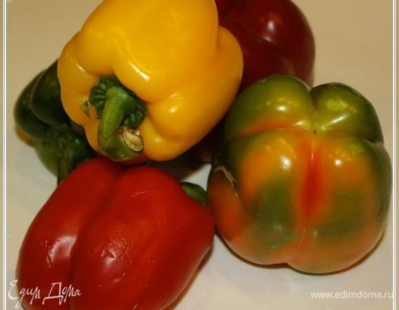 Перцы

Нарежьте пару некрупных, но сочных болгарских перца соломкой. И добавьте их в казан.
