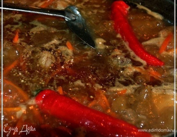 И для тех, кто любит поострее. Уложите в казан, очень аккуратно, предварительно проверив на целостность, пару острых перцев. Их потом нужно будет вынуть. НО!!! О целостности я сказал не зря. Если перцы окажутся поврежденными, то вы рискуете очень сильно «заострить» зирвак. Может быть даже настолько, что есть плов, смогут только те, которые…. В общем – осторожно.