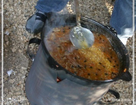 Потом шумовкой выравниваем – разравниваем рис, но НЕ ПЕРЕМЕШИВАЕМ его, ни в коем случае. Опять же – очень аккуратно, вежливо и деликатно.
Добиваемся того, чтобы зирвак покрыл рис. Т.е. фактически своими нежными поглаживаниями надо добиться того, чтобы рис практически не просто утонул, а уложился сверху на зирвак, как перина.
