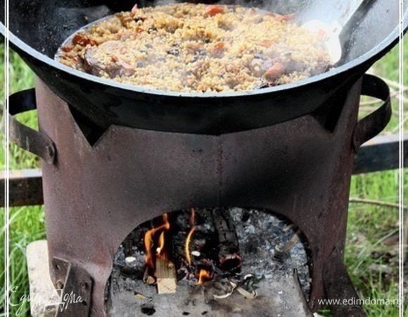Зирвак начинает потихоньку впитываться в рис. Уровень жидкости уменьшается.
И чем дальше – тем больше. Огонь надо поддерживать на уровне -  очень сильно ниже среднего.
