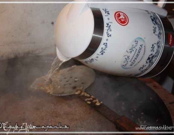 На этом этапе нужно добавить воды. Но аккуратно, через шумовочку. Чтобы рис не размыть. Вода должна покрыть рис на два пальца. Правда, тут … от риса много зависит. Если девзира, то и уровень в три пальца может быть недостаточен, а в других случаях…, но, как показывает практика, два пальца – это необходимый уровень по минимуму.