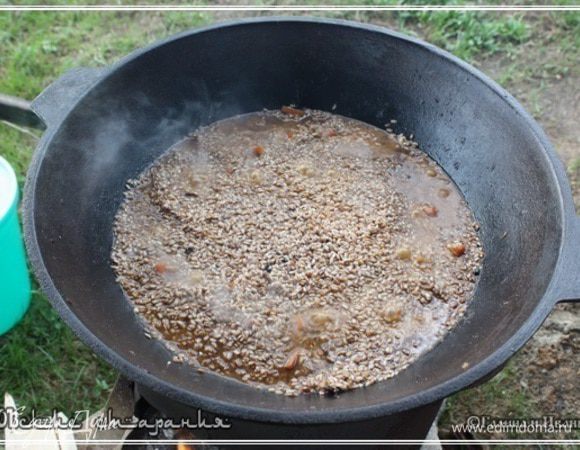 Вода довольно быстро впитывается в рис.