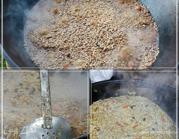 Надо постоянно, в это время, верхний слой риса, но только верхний и риса, чуть-чуть ворошить, отодвигать от стенок, чтобы, во-первых, рис пропитался – пропарился, а во-вторых, чтобы не подгорел.