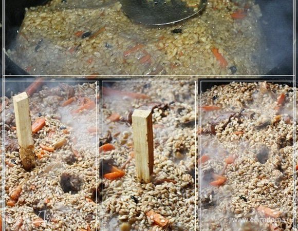 Рису необходимо «дышать» при варке, чтобы не получилось очень сухо. Поэтому приготовьте вот такую палочку и в процессе делайте отверстия в рисе. Отверстия делать надо сквозные, до дна казана. Тогда в эти скважины попадает не только вода, но и зирвак, а это способствует тому, что рис пропитывается всем тем, что зирвак содержит.