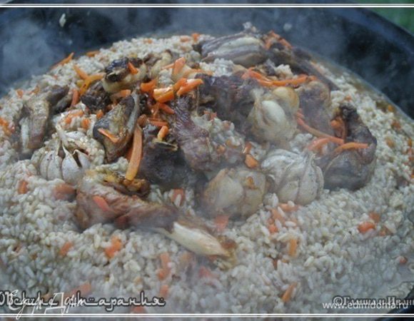 Можно, если сохранились еще ребра, сделать так. Положить их поверх рисовой горки и даже чеснок не закапывать в рис, выложить между ребрышек.