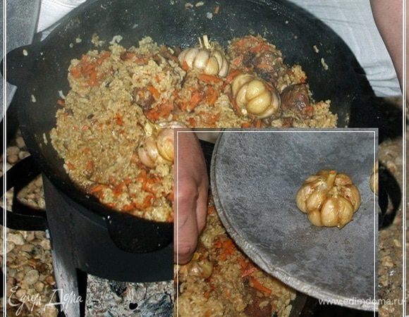 А дальше … дальше ждём. Минут двадцать-тридцать. Ничего не делаем, просто нервно курим в сторонке, чутко улавливая носом те капельки аромата, которые всё-же просачиваются сквозь все уплотнения и упаковки. Напоминаю … огня тут под казаном быть не должно. Так угольков пара. «Свечка» одним словом.

Часть V  Этап заключительный

Открываем казан. И вынимаем чеснок. И, если были кости и перец, то тоже вынимаем.

