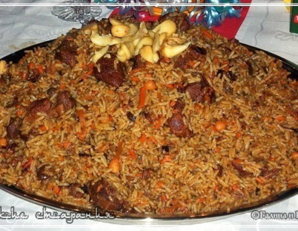 Чеснок надо просто разделить головки на зубчики и уже каждый будет … в общем, просто, извините либо высасывается содержимое из зубчика, либо выдавливается. Кто-то любит на хлеб выдавить, кто-то на мясо. В общем, в соответствии со вкусами и предпочтениями.