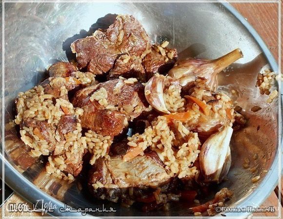 Если мясо вы варили большими кусками, то его надо выложить отдельно от самого плова.