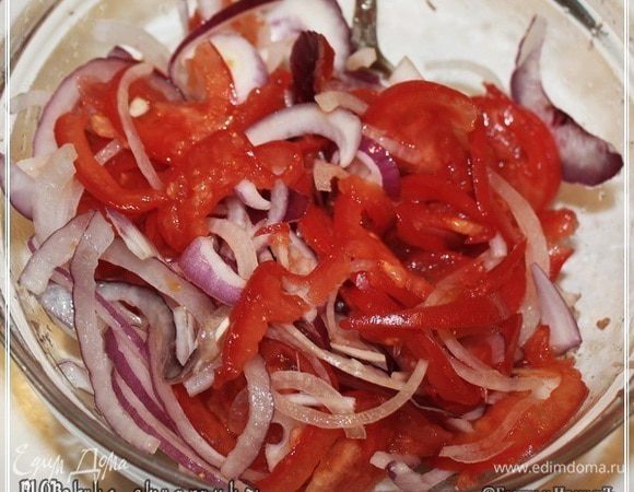Часть VI  Про сопутствующее

Сначала про салат.
Тонко – тонко режется лук. До прозрачности. Так, чтобы небо сквозь него было видно.
Немного замачиваем – промываем. В очень холодной воде. Можно даже засыпать льдом и дать ему растаять. И так раза три. Чтобы излишнюю горечь вымыть. Если использовался салатный, сладкий лук, то этого можно не делать. 
Потом также тонко, прямо над луком, чтобы сок не терять, режем – пластаем помидоры.
Потом солим. Как обычный салат.  Если все, кто будет употреблять, одинаково относятся к перцу, то можно использовать чёрный и т.п. ароматические острые перцы. Но лучше всё-же просто поставить их на стол. Каждый себе по вкусу приправит. Очень к плову блюдо полезное и нужное.
