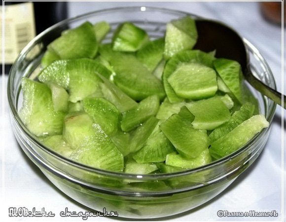 И редька. Заранее нарезается, присаливается и настаивается. В идеале – надо редьку просто наломать, а не резать.