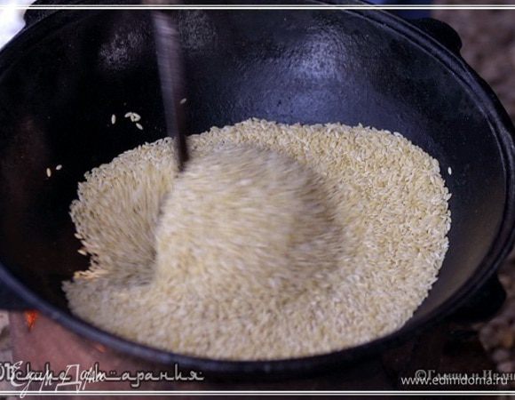 Начинать надо с того, что прокалить этот «битый макарон» в раскалённом казане.
Высыпаем … и минут пятнадцать-двадцать пять, постоянно перемешивая, прокаливаем. Готовый БМ должен приобрести слегка розоватый оттенок и звенеть … ну прям как камушки.
