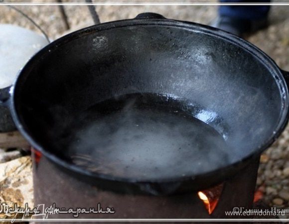 Потом наливаем немного воды, прогреваем её и хорошо споласкиваем казан, чтобы не осталось никакой муки от приготовленного продукта.
