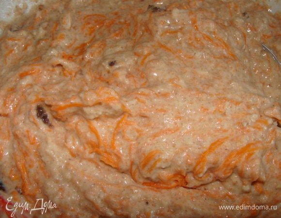 Готовим тесто для пирога. Муку и соду поместить в посуду. Тыкву (у меня замороженная) натереть на терке. Перемешать с тестом. Добавить сахар, ванилин, масло подсолнечное, кефир. Все перемешать. 
Должно получиться тесто, как на оладьи. У меня тыква дала много сока, поэтому кефира ушло 100 мл. 
Дать постоять тесту полчаса.