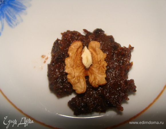 Делаем конфеты. Чернослив промыть, залить кипятком, оставить приблизительно на час для набухания. Воду слить, промокнуть бумажным полотенцем сухофрукты, измельчить в пюре блендером. Делаем из пюре лепешку, кладем орех, делаем шарик и обваливаем в кокосовой стружке.

А для любимого мужа можно растопить горький шоколад и обвалять шарики в шоколаде, охладить в морозилке минутку или две, получатся конфеты "Чернослив в шоколаде"