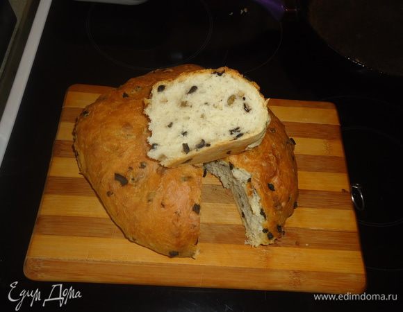 Чеснок чистим и режем мелко. Оливки тоже режем.