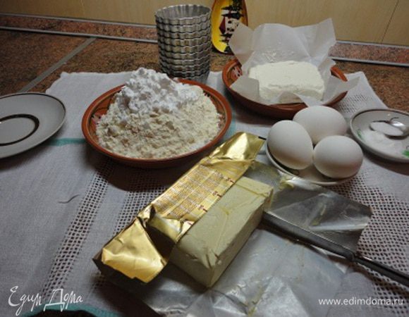 Маргарин выдержать при комнатной температуре для размягчения (не растапливать на плите!) и соединить с творогом. Если творог домашнего приготовления, его необходимо протереть через сито. Магазинный творог в пачках в этом не нуждается.