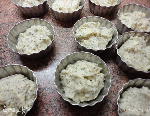 Яйца взбить с сахаром и соединить с маргарином и творогом. Муку соединить с крахмалом , солью, разрыхлителем, маком (или изюмом). Все перемешать и соединить с остальными ингредиентами. Хорошо перемешать ложкой. Выложить в смазанные маслом формы на ½ высоты и выпекать 20-25 минут при температуре 200°C. Я выпекала и в одной большой форме.