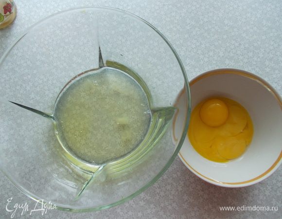 Разделяем яйца на белки и желтки.