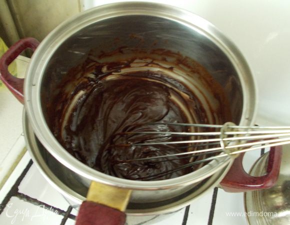 Растворяем ложку кофе в небольшом количестве воды. Ставим шоколад на паровую баню и добавляем кофе.