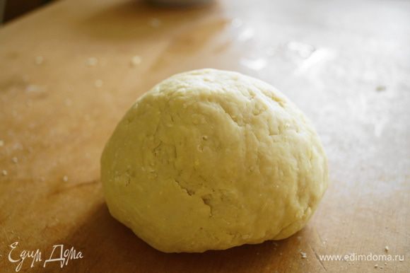 Скатать готовое тесто в шар и смазать его растопленным смальцом. Взять кастрюлю, нагреть ее и накрыть ей шар теста, оставить на 25 минут.