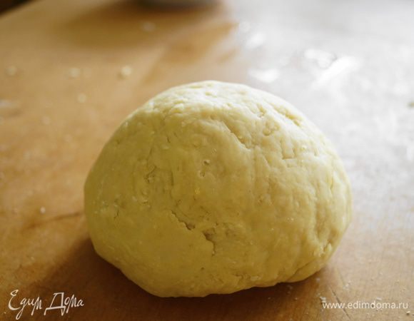 Скатать готовое тесто в шар и смазать его растопленным смальцом. Взять кастрюлю, нагреть ее и накрыть ей шар теста, оставить на 25 минут.