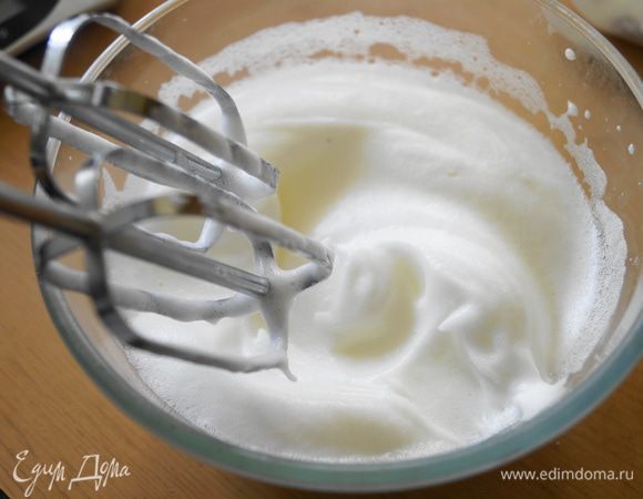 Белки взбить в пышную массу.