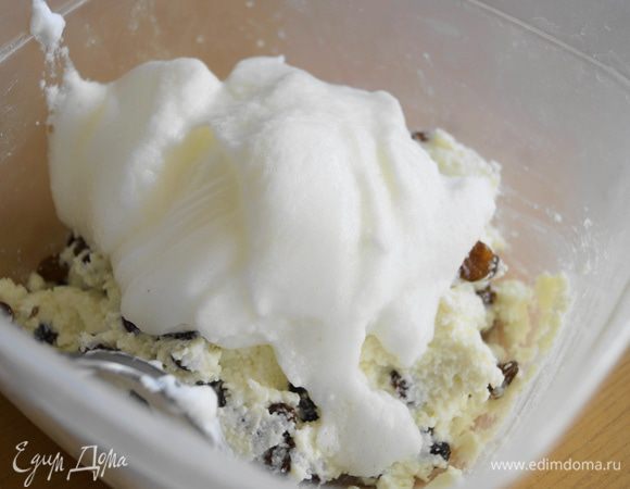 И добавить к начинке, аккуратно перемешать.