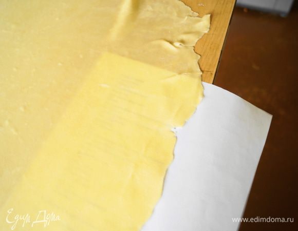 Отдохнувшее тесто сформировать в брусок и начать раскатывать, аккуратно раскатать, так чтобы через тесто можно было читать книгу. В идеале оно конечно должно быть еще тоньше чем у меня, примерно, как тесто фило.