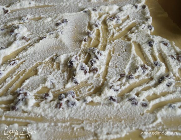 Выложить начинку на тесто тонким слоем.