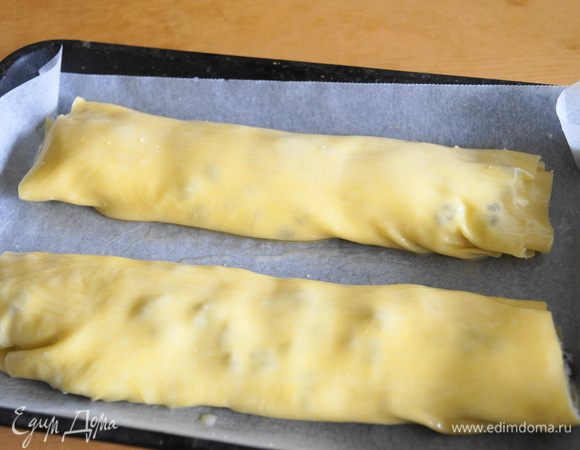 Аккуратно свернуть в рулет, не прорвав при этом тесто. Выложить рулеты на противень, застеленный пергаментом. Смазать рулеты слоем смальца. Выпекать ретэш при температуре 180 градусов, примерно, 40 минут.