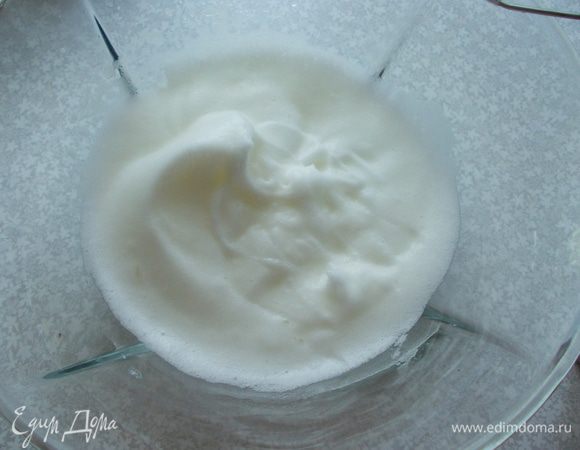 Взбиваем белки да пиков, добавив щепотку соли.