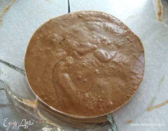 Смешиваем шоколадную массу со взбитыми белками. Тщательно перемешивая.