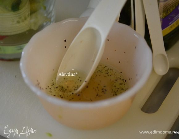 Смешаем в емкости яблочный уксус, оливковое масло, соль и перец черный, желательно свежемолотый.
