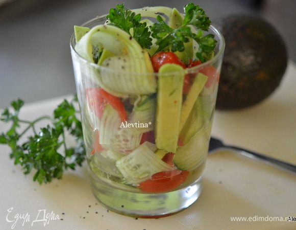 Все овощи и авокадо выложим в бокал, сбрызнем смешанным яблочным уксусом. Подаем тут же, украшаем зеленью по желанию. Приятного аппетита и вкусного снижения веса.
