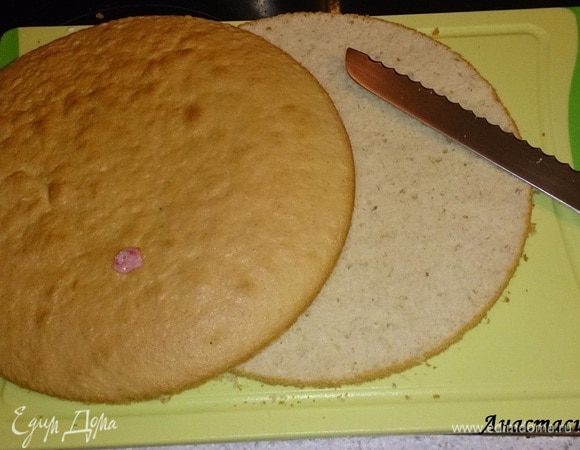 Отделить белки от желтков. Взбить белки с 3 ст.л. холодной воды, при этом добавляя 100 г сахара. Добавить желтки и пакетик ванильного сахара. 

Перемешать муку, крахмал и разрыхлитель, добавить вместе с молотым миндалем в тесто.  Тесто запечь в форме 26 см, покрытой бумагой для запекания, в предварительно разогретой до 200 градусов духовке. Остудить, разрезать на 2 коржа.