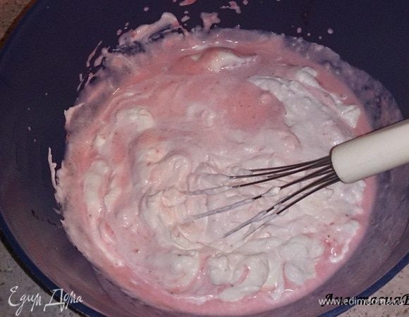 Клубнику почистить, промыть и 600 г разрезать на половинки. Остаток вместе с 75 г сахара и 1 пакетиком ванильного сахара при помощи блендера перемешать в пюре. Добавить творог. Желатин растворить согласно инструкции на упаковке и вместе с лимонным соком перемешать с творогом. Крепко взбить 500 мл сливок и также аккуратно добавить к клубнично-творожной массе. 