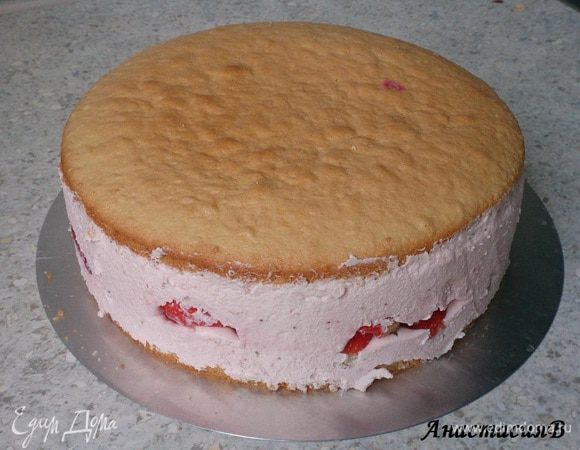 Обжарить миндаль без масла на сковороде. Торт извлечь из контура.