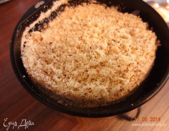 Духовку разогреть до 180 градусов.
Миндаль чуть подсушить в духовке (чтобы лучше мололся), частями смолоть в кофемолке, за один раз не более 10 секунд, т.к. ножи быстро нагреваются и может выделяться масло, которое все испортит! Получившуюся муку просеять через крупное сито.