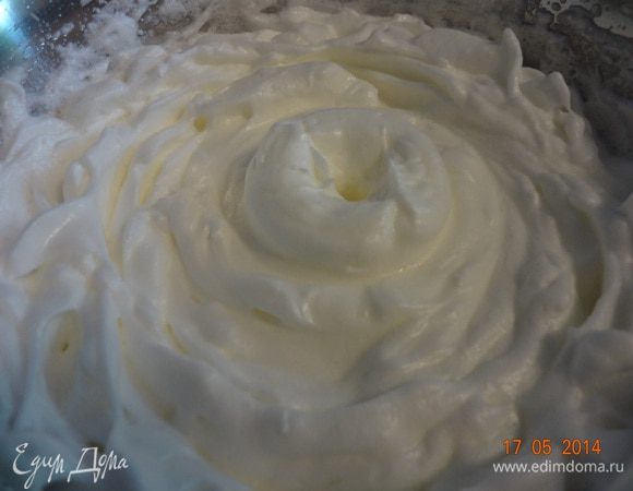 Отделить желтки от белков, взбить последние до плотной пены, затем добавить 25 гр. сахара и взбивать на максимальной скорости до устойчивых жестких пик. От правильной консистенции белков будет зависеть текстура готового пирога.
Убрать миску в холодильник, пока готовите остальные ингредиенты.
В другой емкости смешать обе муки, разрыхлитель и стружку кокоса.