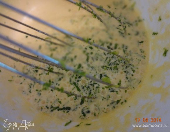 Желтки взбить с оставшимся сахаром до белой, густой консистенции, минут 8-10, затем добавить цедру лайма и ванилин (у меня ванильный сахар), еще раз хорошо взбить.