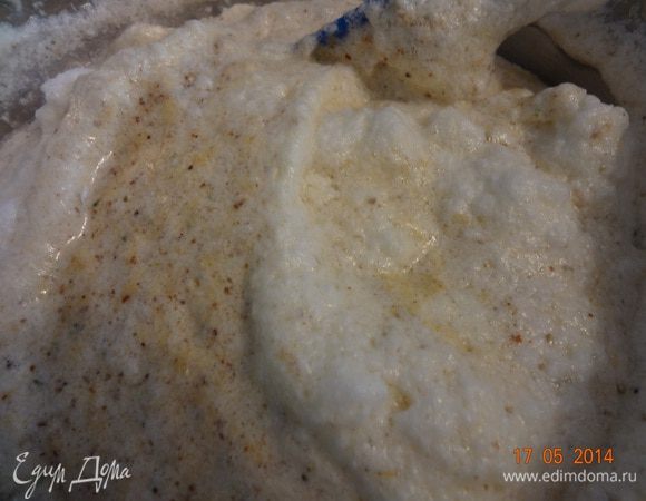 Постепенно добавляя к желткам сухую смесь, вымесить тесто до однородности силиконовой лопаткой. Должно получиться густое, вязкое тесто (мне понадобилась треть сухой массы, поэтому не высыпайте все сразу к желткам).
В несколько приемов добавьте белки к готовой массе, аккуратно, но быстро вымешивая лопаткой сверху вниз.